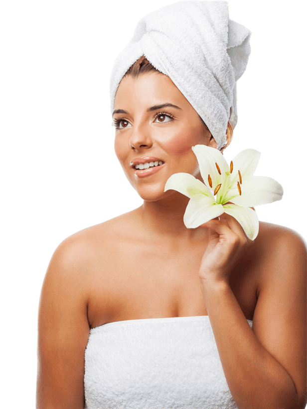 Mujer sonriente con flor