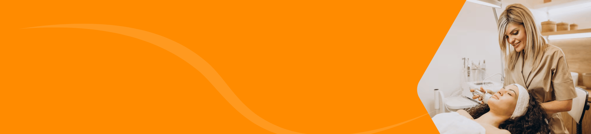 Mujer recibiendo tratamiento facial