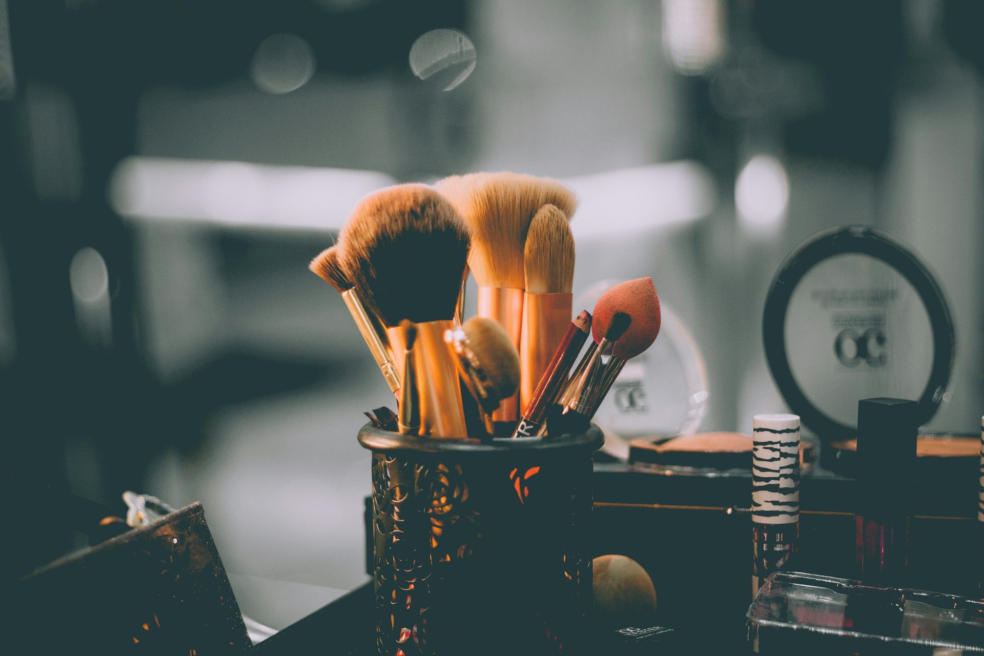 Fotografía de primer plano de pinceles de maquillaje variados